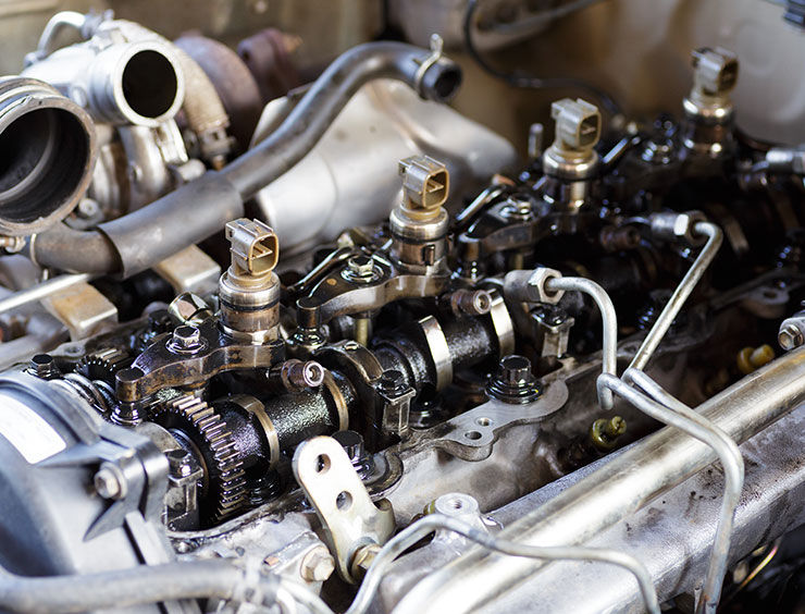 Old engine repair fuel injection.Common rail diesel injection system on track motor