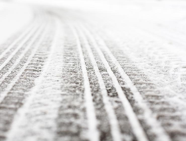 Mik azok a lamellák a téli gumikon?